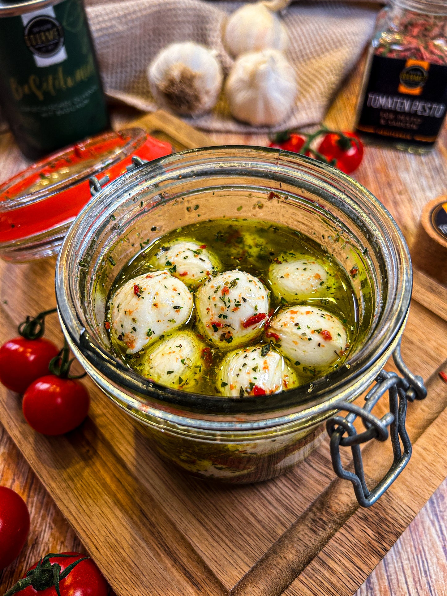 Rezeptidee mit Basilikumöl für eingelegten Mozzarella