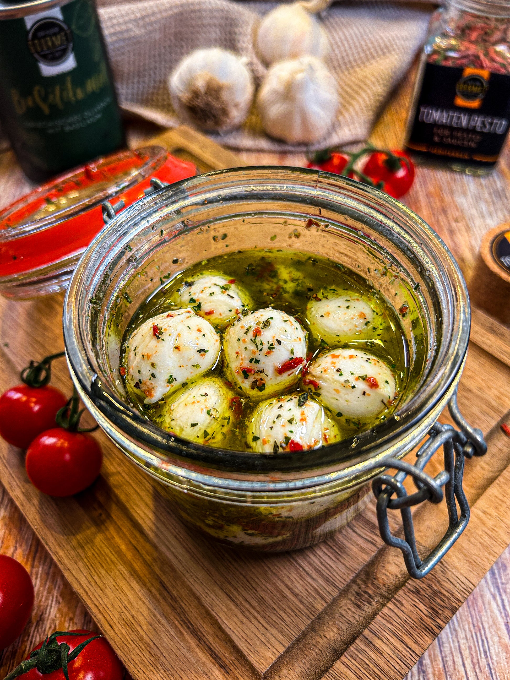 Rezeptidee mit Basilikumöl für eingelegten Mozzarella