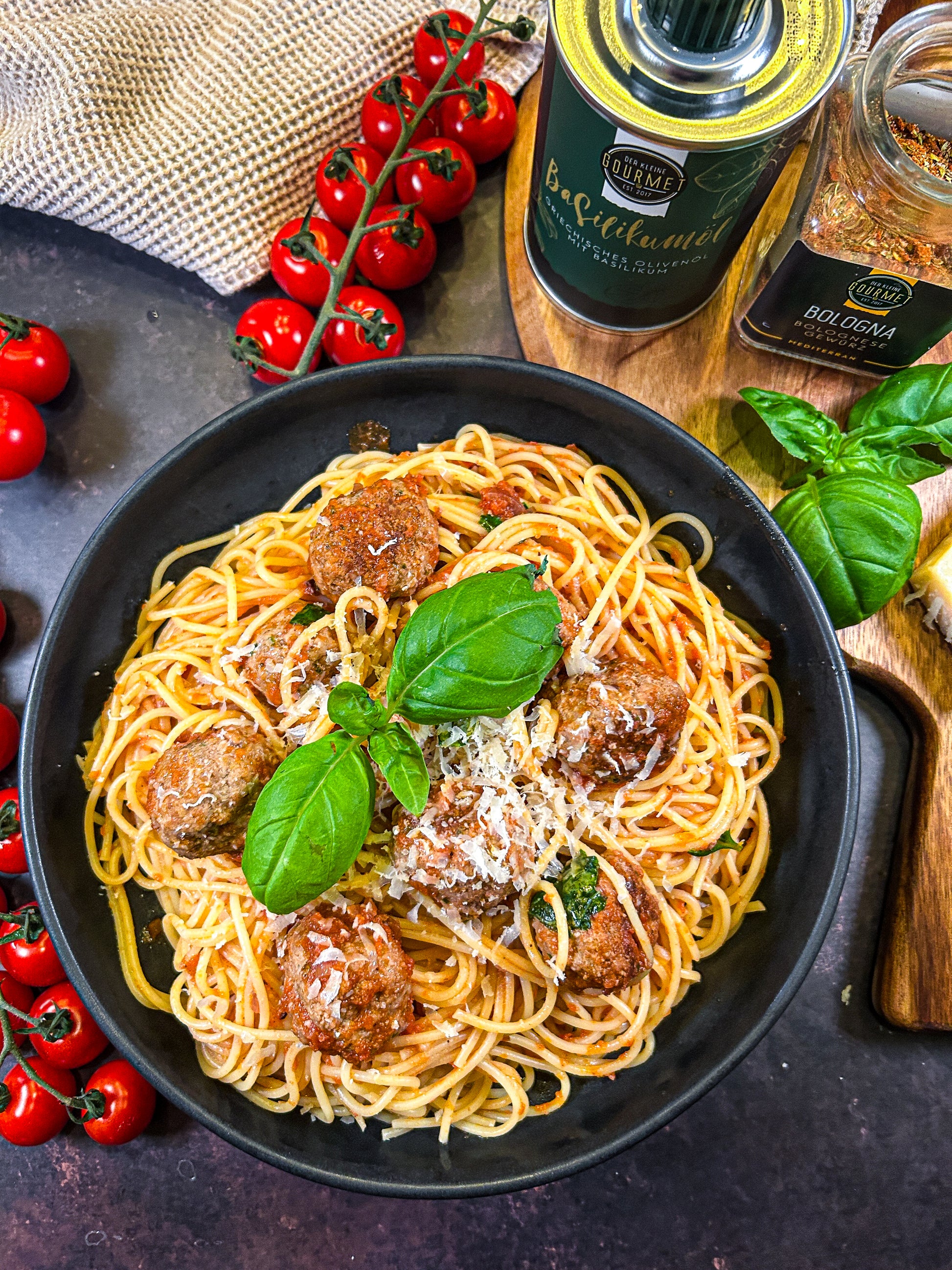 Rezeptidee mit Basilikumöl für Spaghetti mit Hackbällchen und Tomatensoße